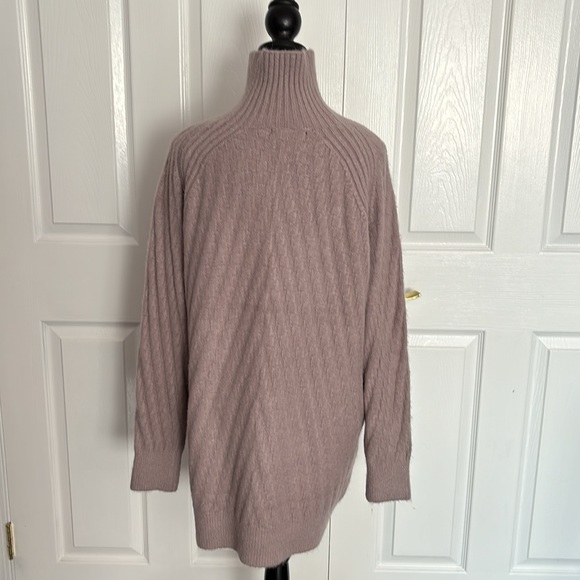 Super Soft Bulky Long Turtleneck Sweater in pale mauve / taupe / rose - Picture 3 of 9